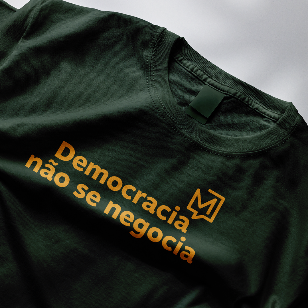 Camiseta Democracia - Verde Musgo